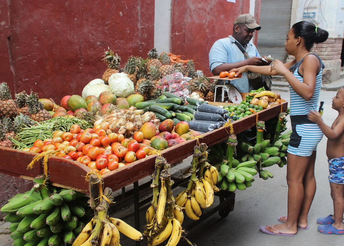 Торговля фруктами на Кубе