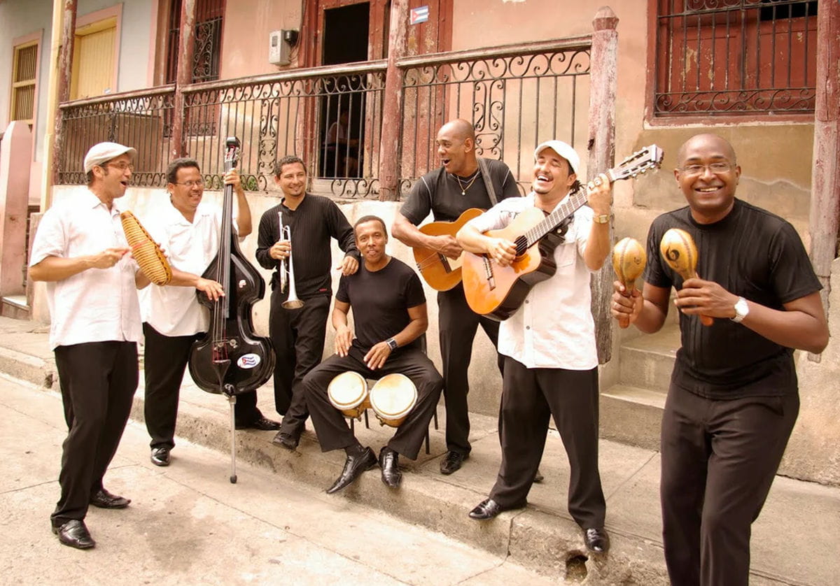 Музыканты на Кубе с маракасами